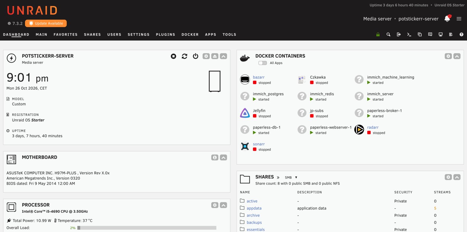 The Unraid dashboard: server info, the list of Docker apps and the shared folders